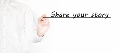 İşadamı hikayenizi saydam silme tahtasında siyah kalemle paylaşıyor