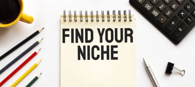 Kahve fincanı, hesap makinesi, not defteri, beyaz arka planda kalem ve kalemler. İş konsepti. Metin NİSİNİ Bul