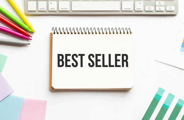 Adamı Defterini Best Seller Birlikte Tutuyor Beyaz Arka Plan Dünyası — Stok fotoğraf