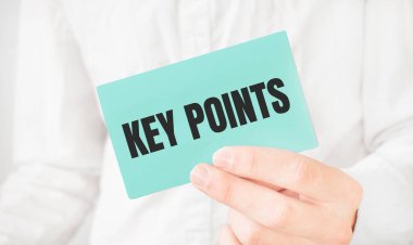 Beyaz gömlekli bir iş adamı elinde yeşil bir kart tutuyor.