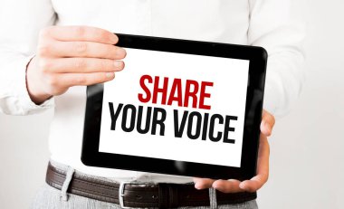 Beyaz fırında işadamlarının ellerinde sesinizi tablet ekranında paylaşın. İş konsepti