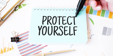 İş adamı eli, kağıt tabak, kalem, diyagram, çizelge ve ofis aletleri. SİZE SİZİN Metin Koruması