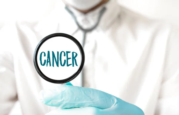 Doctor Sosteniendo Estetoscopio Con Texto Cancer Concepto Médico — Foto de Stock