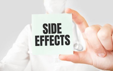 Doktor elinde kart tutuyor ve 