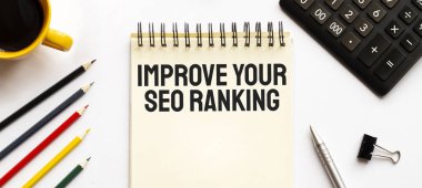 Kahve fincanı, hesap makinesi, not defteri, beyaz arka planda kalem ve kalemler. İş konsepti. Seo Sıralamasını İyileştir