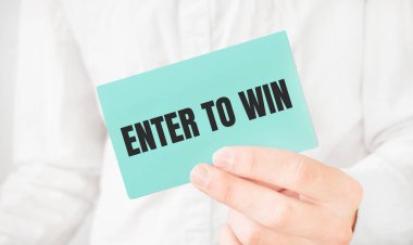 Beyaz gömlekli bir iş adamı elinde yeşil bir kart tutuyor.