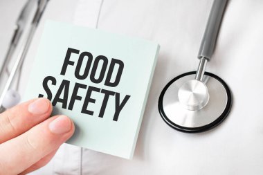 Doktor elinde kart tutuyor ve 