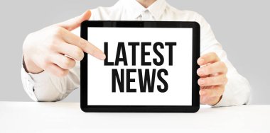 Tabletteki en son haberleri beyaz fırında işadamlarının ellerinde gönder. İş konsepti