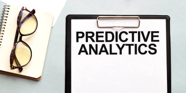 İş konsepti. Not defteri beyaz arkaplanda gözlük, notlar için beyaz kağıt Analitik Kağıt metin