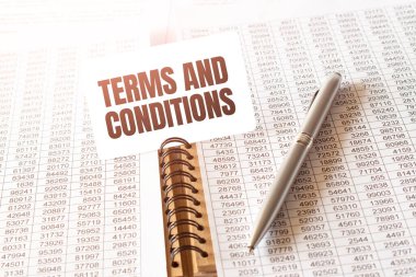 Kağıt kart, kalem, masadaki mali belgeler - iş, bankacılık, finans ve yatırım konsepti üzerine metin Koşulları. borsa grafiğini kapat.