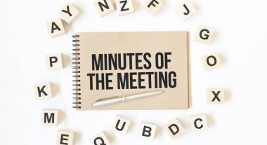 Beyaz arkaplanda blok ahşap küplerin olduğu renkli not defterindeki Buluşmanın Dakikaları