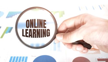 Büyüteç, ahşap arka plandan öğrenilen sözcüklerle dolu. İş konsepti.