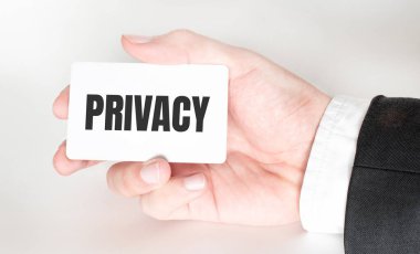 Beyaz arka planda izole edilmiş bir iş adamı tarafından gösterilen kağıtta bekleme sözcüğünü göster. Metin Özelliği