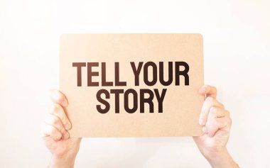 Kapalı kapılar ardında el ele tutuşan işadamı, boş kağıt kağıtları gösteriyor. Boş beyaz tahta boşluğunu, mesaj kuralı ya da protesto sözcüğü için taklit ediyor. Metin Hikayeni Anlat