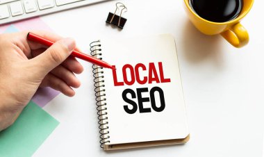 Kırmızı kalemle. Kahve fincanı. Kal. Klavye ve beyaz arka plan. Not defterinde LOCAL SEO işareti