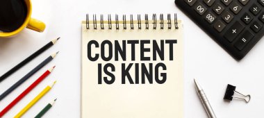 Kahve fincanı, hesap makinesi, not defteri, beyaz arka planda kalem ve kalemler. İş konsepti. Metin Yöneticisi Kral