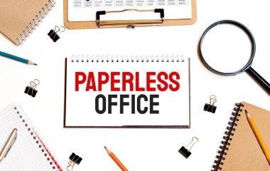 İş konsepti. Not defteri beyaz arka planda notlar, hesap makinesi, gözlük, kalem, kalem ve kalem için kağıtsız beyaz kağıt