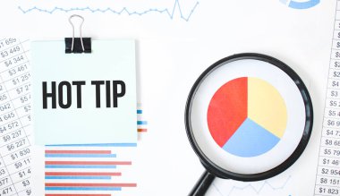 Beyaz not defterinde yeşil kart ve finansal belgelerde büyüteç. Son dakika haberi. İş konsepti