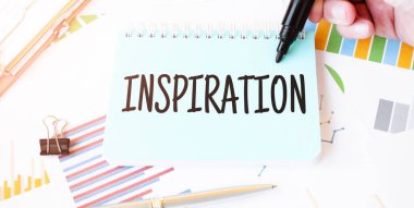 İş adamı eli, kağıt tabak, kalem, diyagram, çizelge ve ofis aletleri. Metin İlhamı