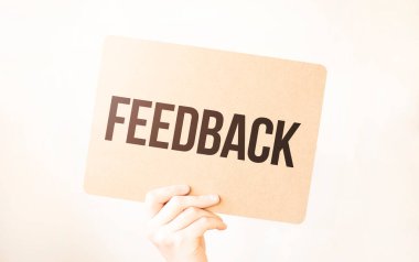 Kapalı kapılar ardında el ele tutuşan işadamı, boş kağıt kağıtları gösteriyor. Boş beyaz tahta boşluğunu, mesaj kuralı ya da protesto sözcüğü için taklit ediyor. Metin Geribildirimi