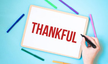 Renkli keçeli kalemlerle çevrili bir deftere teşekkür mesajı, iş konsepti fikri,