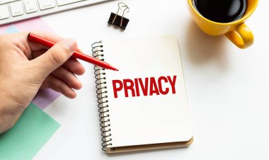 Kırmızı kalemle. Kahve fincanı. Kal. Klavye ve beyaz arka plan. Not defterindeki Özellik tabelası