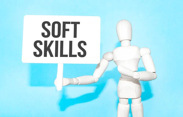 Trämannen Håller Vit Skylt Med Texten Soft Skills Händerna Texten — Stockfoto