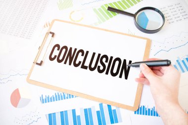 Beyaz kâğıt üzerinde metin onayı ve diyagramda işadamı eli üzerinde işaret. İş konsepti