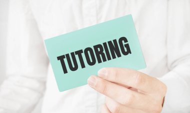 Beyaz gömlekli bir iş adamı elinde yeşil bir kart tutuyor.