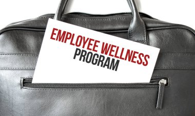 Siyah iş çantasındaki beyaz kağıt sayfaya yazı yazan çalışanın sağlık programına mesaj at. İş konsepti