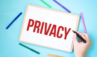 Renkli keçeli kalemlerle çevrili bir defterde metin özellikleri, iş konsepti fikri,