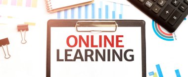 Yazılı kağıt tabak, online öğrenme. Diyagram, hesap makinesi, not defteri ve beyaz arkaplan