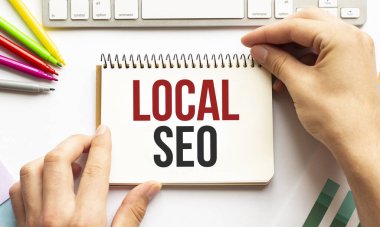 İş adamı LOCAL SEO mesajı ile not defterini tutar. Beyaz arka plan. İş dünyası