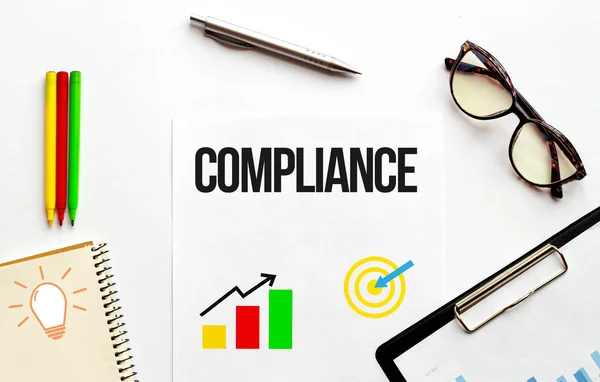 Kağıt tabak, gözlük, not defteri, beyaz arka planda kalem ve kalemler. İş konsepti. Metin Tamamlama