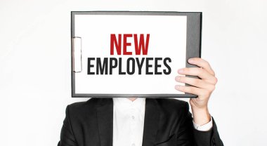 Beyaz arka planda izole edilmiş bir iş adamı tarafından gösterilen kağıtta bekleme sözcüğünü göster. Yeni Metin İşaretleri