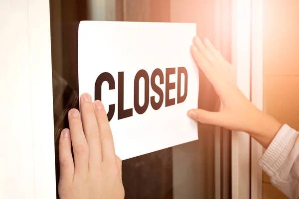 Closeup Owner Holding Text Closed Store — Stock Photo, Image