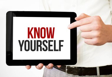 Metin kendinizi tablet üzerinde beyaz fırında işadamlarının ellerinde tanıtın. İş konsepti