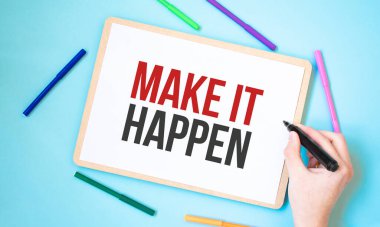 Renkli keçeli kalemlerle çevrili bir deftere yaz. İş kavramı fikri.,