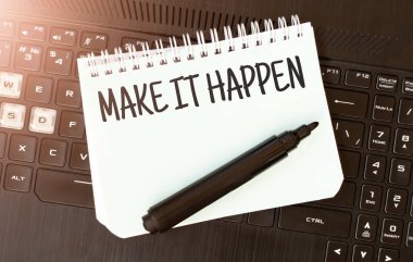 Siyah dizüstü bilgisayarda beyaz kâğıt levhalar olsun.