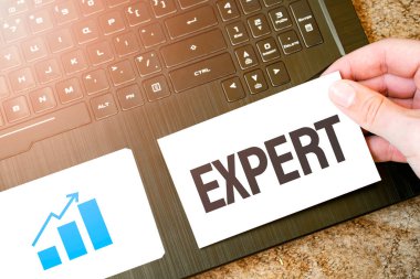 Hesap makinesi, kırmızı not defteri, üç renkli kalem, gümüş kalem ve kahverengi defter.