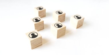 İnsan kaynakları yönetimi ve askere alma işi takım kurma kavramı, El üzerine tahta küp bloğu koyup uzayı kopyalamak.