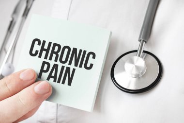 Doktor elinde kart tutuyor ve İsa 'nın Ağrısı kelimesini işaret ediyor.