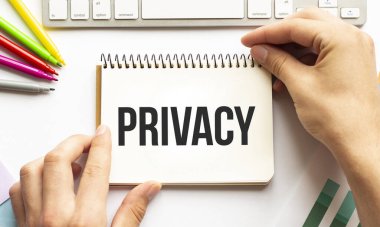 İş adamı not defterini özel mesajla tutar. Beyaz arka plan. İş dünyası