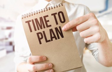 Ofisteki işadamlarında kahverengi kağıt not defterini planlama zamanı. İş konsepti