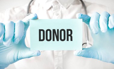 Doktor elinde kart tutuyor ve 