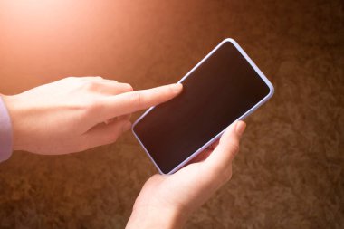 Boş beyaz ekran ile mobil akıllı telefon kullanan adam