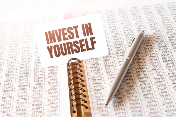 Text Invest Yourself Papper Penna Finansiell Dokumentation Bordet Business Bank — Stockfoto