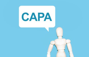 Tahta adam ve CAPA yazılı beyaz bulut. Harflerin içeriğinin iş konsepti ve pazarlama üzerinde etkileri vardır..