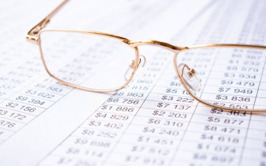 Bulanık gazete arka planında Yumuşak Kalem ve gözlük