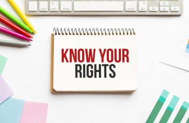 İş adamı elinde mesajla not defteri tutar. Haklarını bil. Beyaz arka plan. İş dünyası